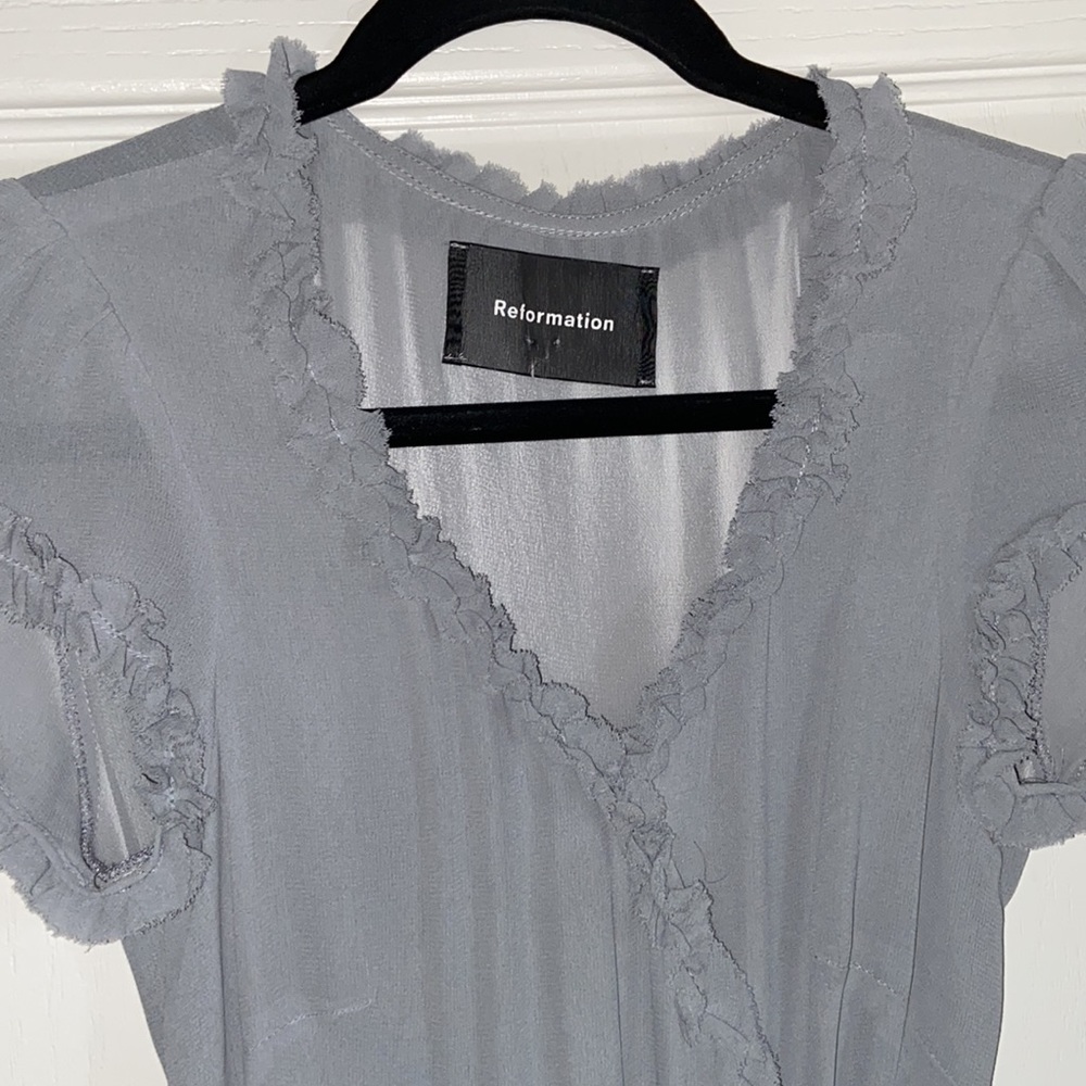 SOLD Reformation Gwyneth Gwenyth Wrap Slit Dress Plunging Ruffle Neckline Gray - Picture 10 of 15